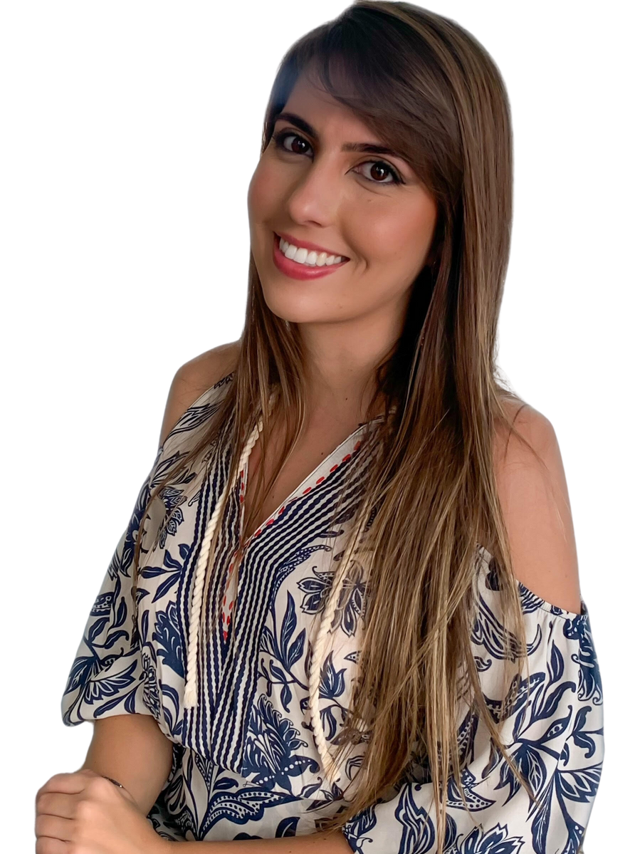 Foto de uma mulher, morena, sorrindo, com blusa azul e branca.